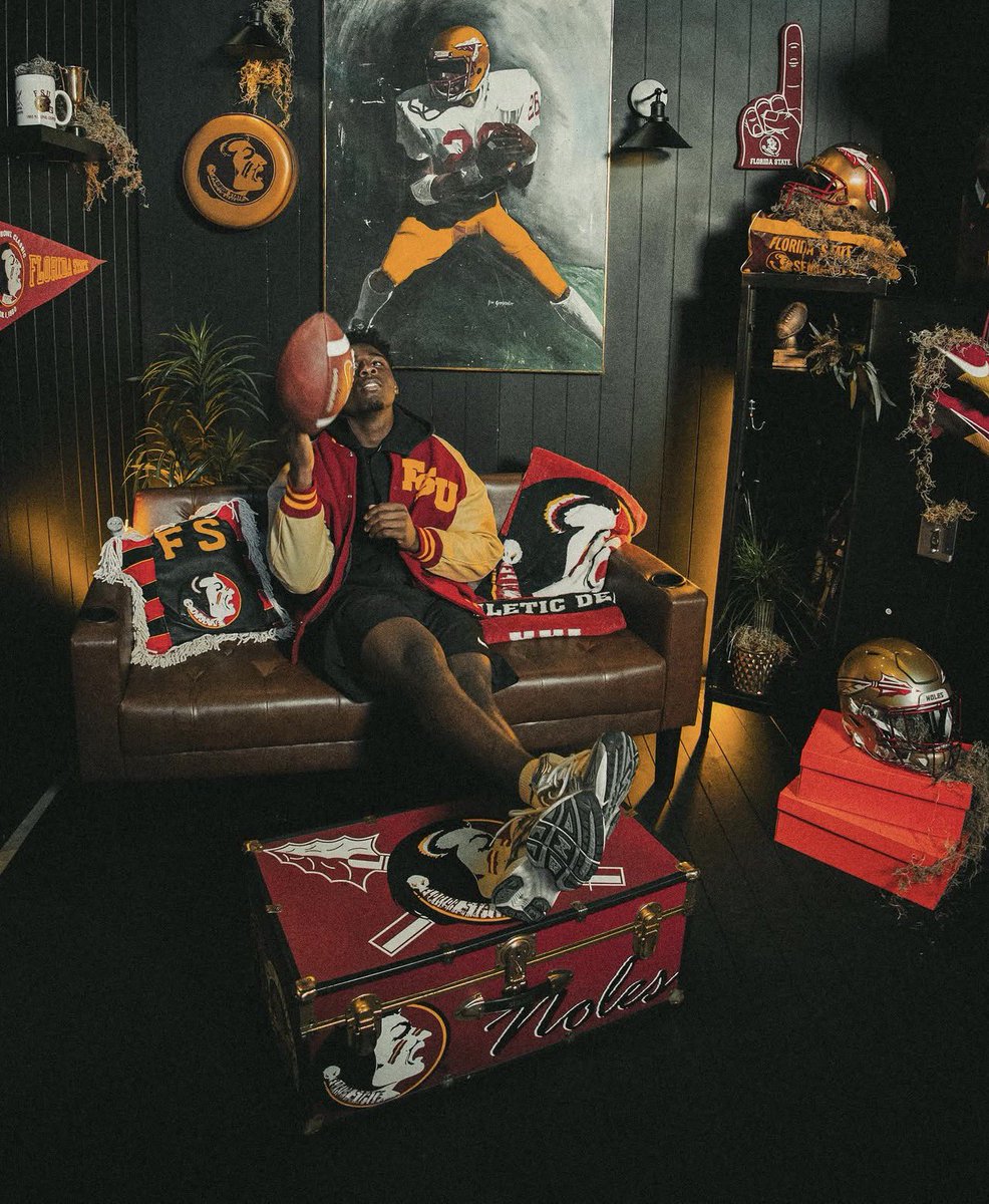 CentralNorvell's tweet photo. UPDATE: Class of 2027 four-star running back target Jayden Miles seems to be enjoying himself in the vintage photoshoot room during his official visit with Florida State. 👀 #GoNoles #fsurecruiting #fsufootball #jaydenmiles https://t.co/33hFw8ainb