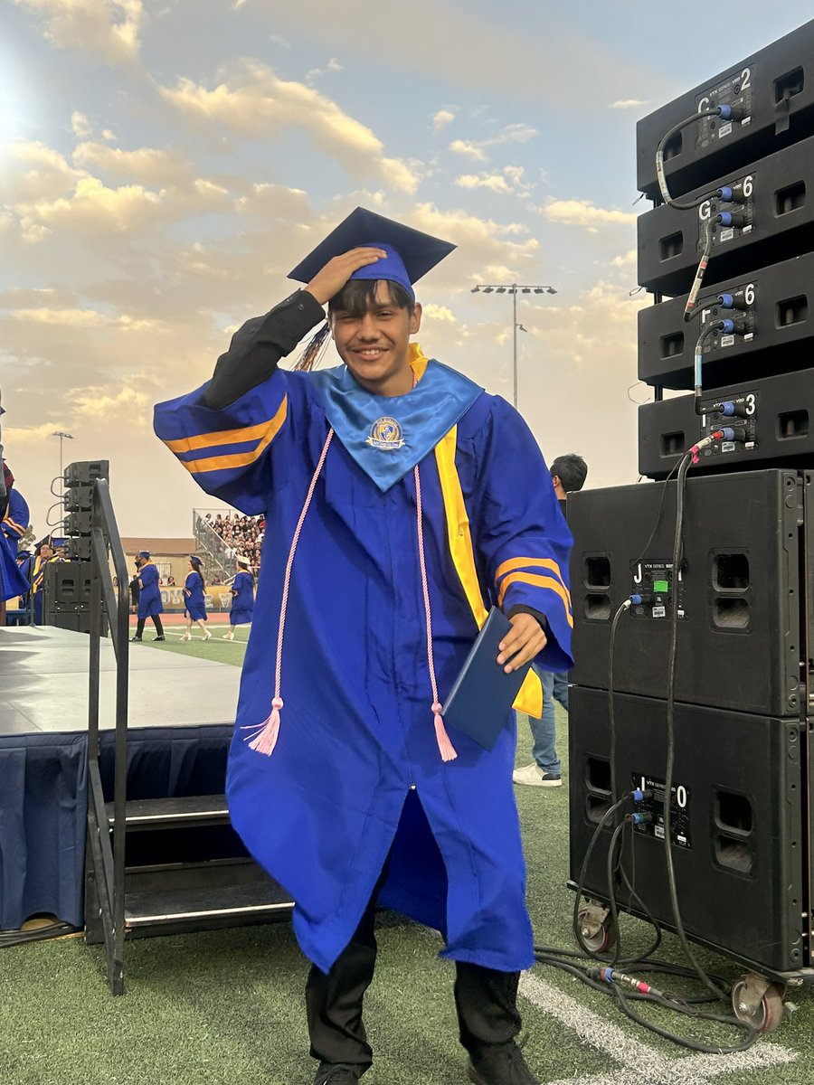 Loya_Primary90's tweet photo. Best wishes to my former AES Eagles! Blessings to each of you as you open the new chapters of life❤️#proudprincipal @SanElizarioISD https://t.co/7aSVgaA5Iv