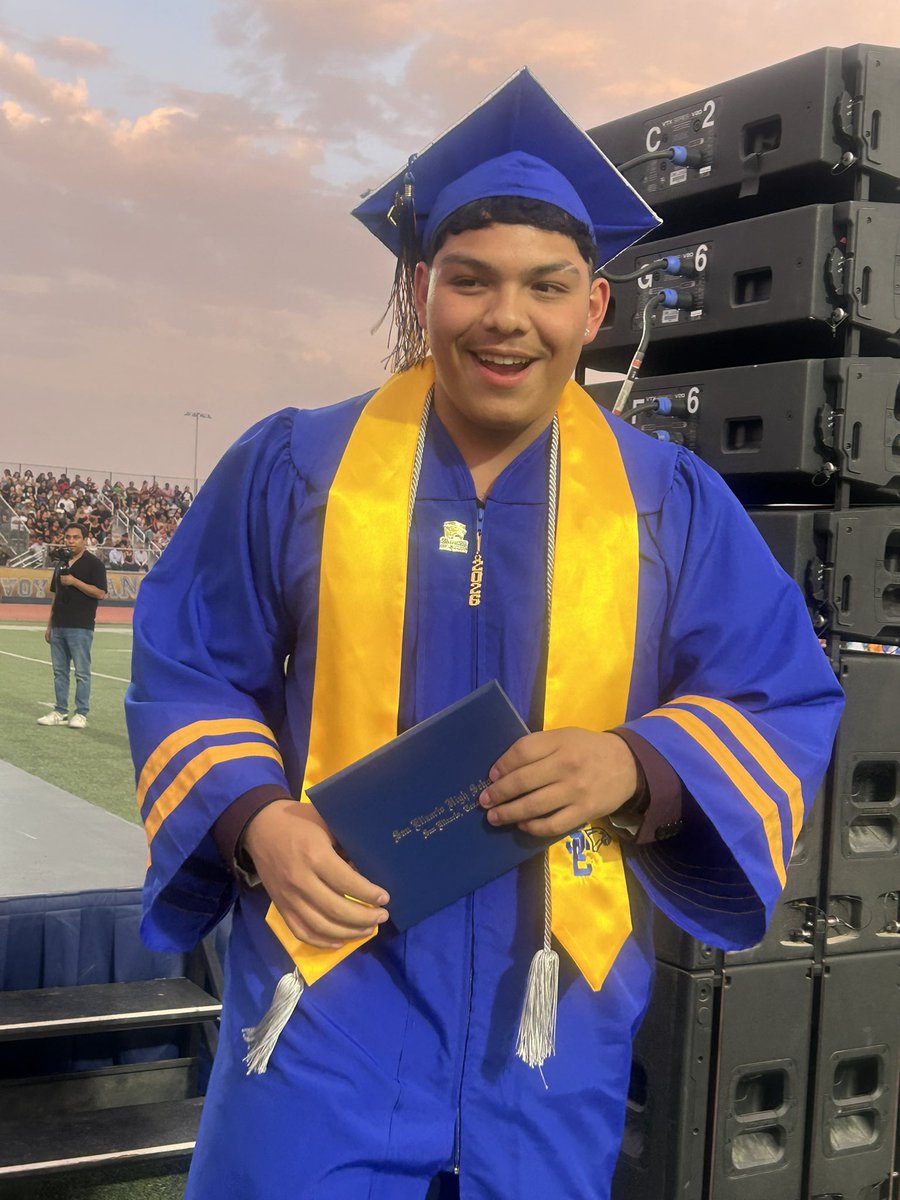Loya_Primary90's tweet photo. Best wishes to my former AES Eagles! Blessings to each of you as you open the new chapters of life❤️#proudprincipal @SanElizarioISD https://t.co/7aSVgaA5Iv