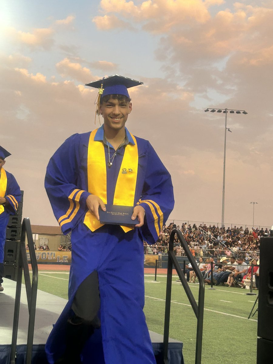 Loya_Primary90's tweet photo. Best wishes to my former AES Eagles! Blessings to each of you as you open the new chapters of life❤️#proudprincipal @SanElizarioISD https://t.co/7aSVgaA5Iv