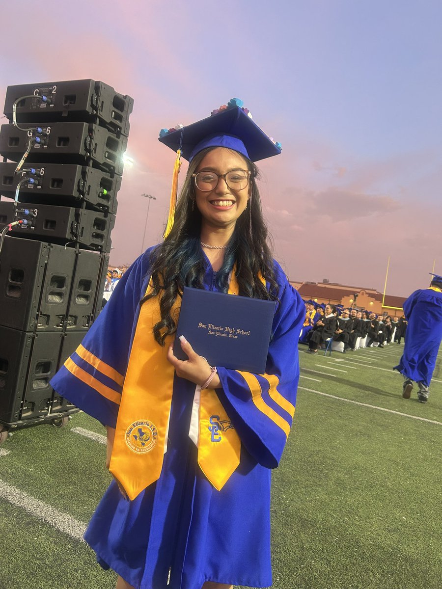 Loya_Primary90's tweet photo. Best wishes to my former AES Eagles! Blessings to each of you as you open the new chapters of life❤️#proudprincipal @SanElizarioISD https://t.co/7aSVgaA5Iv