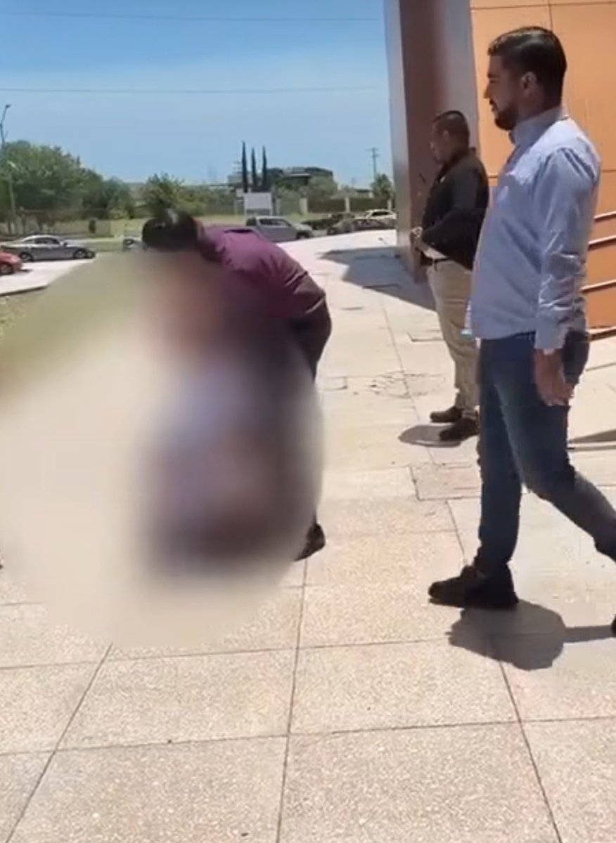 yennigandiaga's tweet photo. 🚨🚨🇲🇽|  #Alerta| Exigen justicia para una niña de 9 años. 

"¡Mamá, no dejes que me lleve, él me toca!" Este fue el desgarrador grito de ayuda de una pequeña de 9 años en #PiedrasNegras, #Coahuila, antes de ser separada de su madre por las autoridades.

Hoy, una madre desesperada rompe el silencio y denuncia una presunta red de impunidad y tráfico de influencias que protege al progenitor de la menor, el Lic. Eduardo Alejandro Morales Cervera, señalado directamente por su hija de presunto abuso.

📌 Las claves del caso que indigna a las redes:
El abuso: El pasado 27 de mayo, la niña logró confesarle a su familia materna que su progenitor la tocaba por las noches.

La detención: En lugar de proteger a la menor, las autoridades arrestaron a la madre en el Teatro Maldonado mientras la niña lloraba y pedía a gritos irse con ella.

Red de protección: La madre acusa al abuelo de la niña, el Lic. Juan Porfirio Morales Gutiérrez, y a los abogados José Manuel Bravo y Alejandro Lara, de intimidar y manipular a la menor para callar la verdad.

Actualmente, la PRONNIF retiró a la niña del padre, pero la entregó a los abuelos paternos. 

La madre teme por la vida de su hija y la suya, exigiendo la intervención inmediata del gobernador Manolo Jiménez Salinas.

@Claudiashein @GobDeCoahuila @OHarfuch @FGRMexico