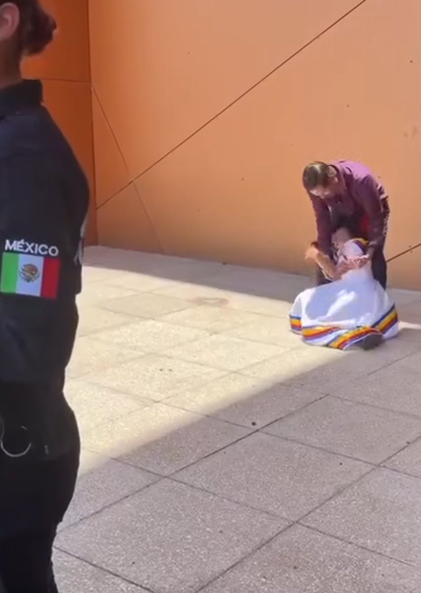 yennigandiaga's tweet photo. 🚨🚨🇲🇽|  #Alerta| Exigen justicia para una niña de 9 años. 

"¡Mamá, no dejes que me lleve, él me toca!" Este fue el desgarrador grito de ayuda de una pequeña de 9 años en #PiedrasNegras, #Coahuila, antes de ser separada de su madre por las autoridades.

Hoy, una madre desesperada rompe el silencio y denuncia una presunta red de impunidad y tráfico de influencias que protege al progenitor de la menor, el Lic. Eduardo Alejandro Morales Cervera, señalado directamente por su hija de presunto abuso.

📌 Las claves del caso que indigna a las redes:
El abuso: El pasado 27 de mayo, la niña logró confesarle a su familia materna que su progenitor la tocaba por las noches.

La detención: En lugar de proteger a la menor, las autoridades arrestaron a la madre en el Teatro Maldonado mientras la niña lloraba y pedía a gritos irse con ella.

Red de protección: La madre acusa al abuelo de la niña, el Lic. Juan Porfirio Morales Gutiérrez, y a los abogados José Manuel Bravo y Alejandro Lara, de intimidar y manipular a la menor para callar la verdad.

Actualmente, la PRONNIF retiró a la niña del padre, pero la entregó a los abuelos paternos. 

La madre teme por la vida de su hija y la suya, exigiendo la intervención inmediata del gobernador Manolo Jiménez Salinas.

@Claudiashein @GobDeCoahuila @OHarfuch @FGRMexico