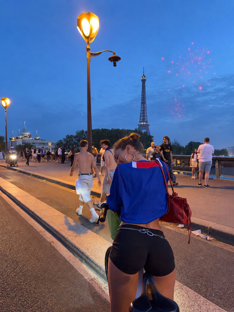 mathildtantottt's tweet photo. BACK 2 BACKKK 💙❤️ https://t.co/l711VUHo33