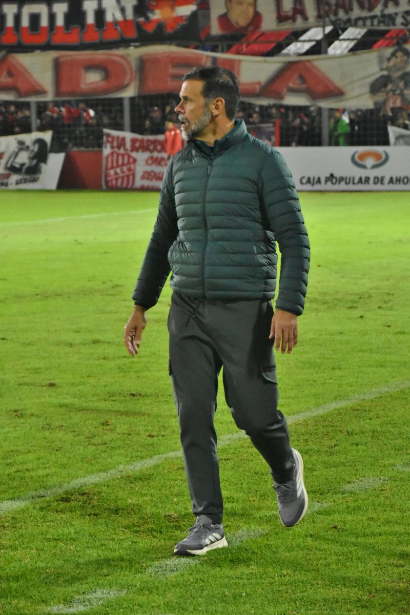 AcostaCrisDavid's tweet photo. Yllana entró solito en este mal momento de #SanMartínTuc. Ganando un par de partidos quiso vender que era un equipo superior al del año anterior y los mismos resultados junto a los cambios que él hace demuestran que no. No le sobra nada, al contrario, le falta muchísimo. https://t.co/HCXzQ7LDGD