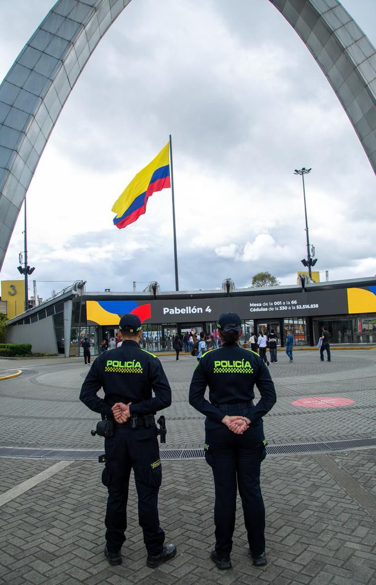 CaiVirtual's tweet photo. Con el cierre de las mesas de votación, la Policía Nacional continúa desplegada en todo el territorio nacional, acompañando el desarrollo de la jornada democrática y garantizando la seguridad durante el proceso electoral. 👮🏻‍♀️

#VotoSeguro https://t.co/rqx0HlmyNE