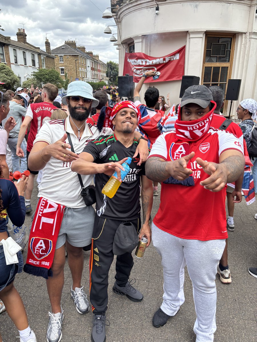 Jordelli's tweet photo. LONDON IS RED ❤️❤️❤️🤍 https://t.co/RxE5cu3W9Q