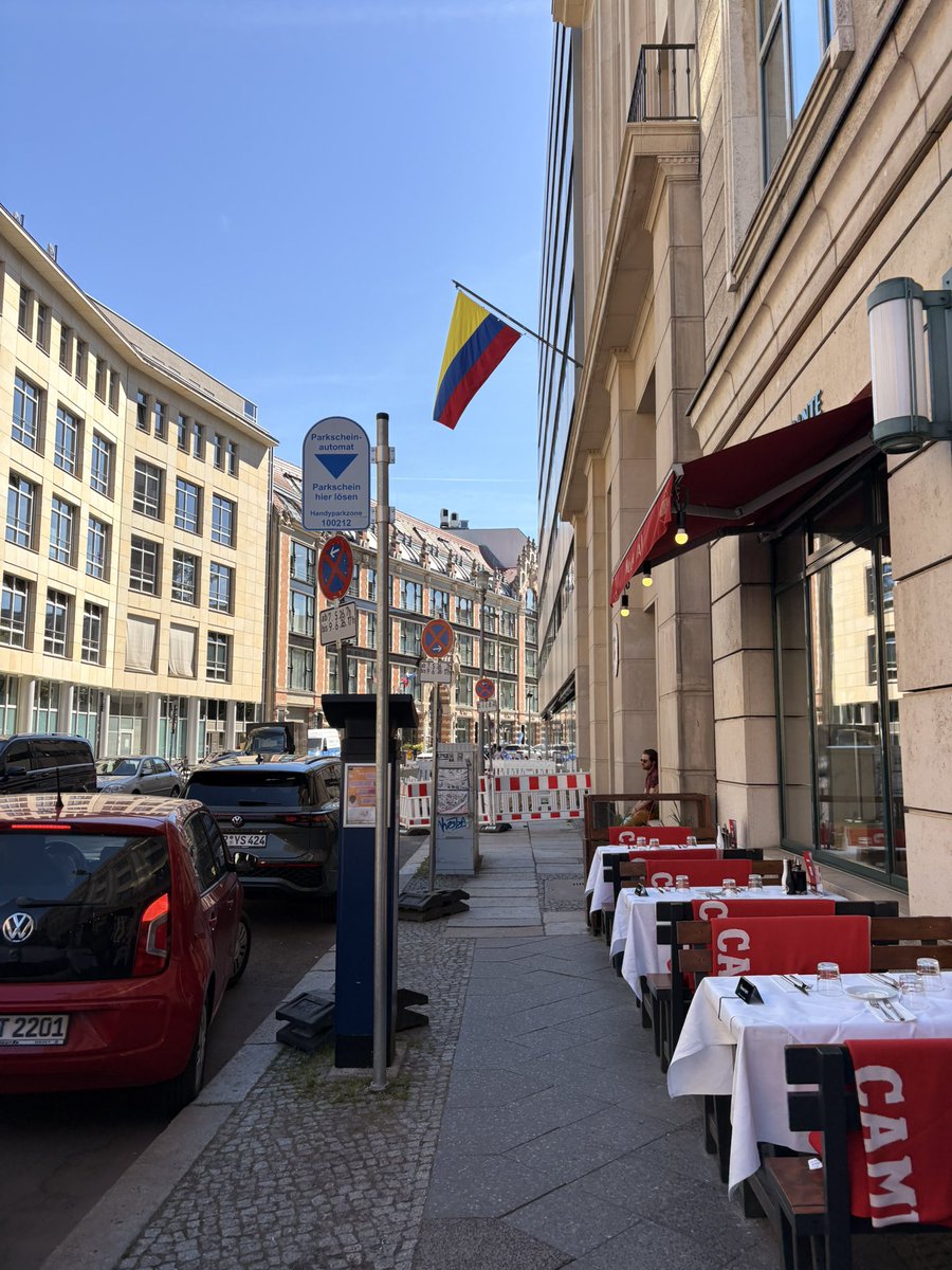 fjuliansa's tweet photo. Se le cumplió a la democracia desde la embajada de Colombia en Berlín 🇨🇴🇩🇪 https://t.co/SLxmP9BWam