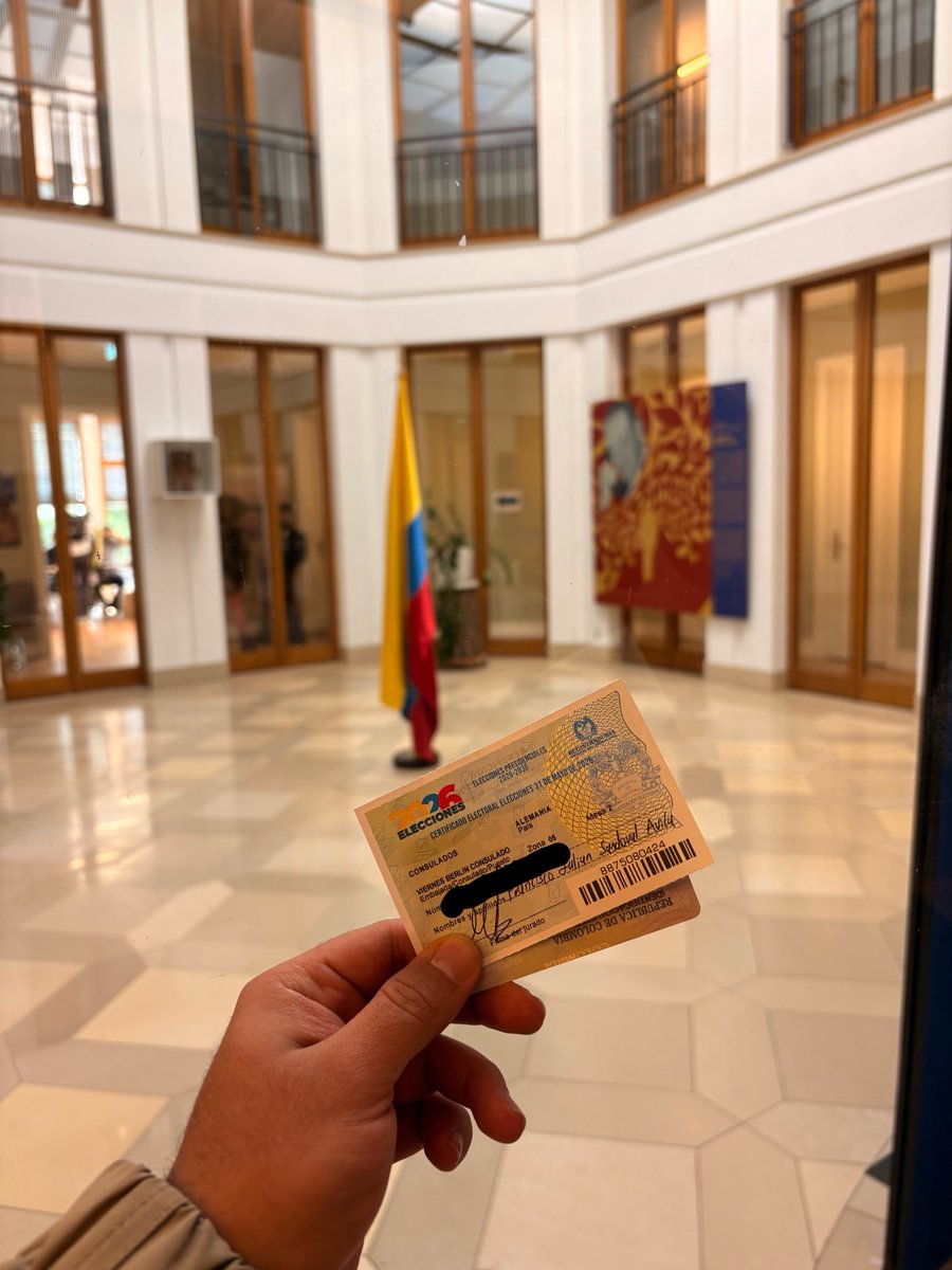 fjuliansa's tweet photo. Se le cumplió a la democracia desde la embajada de Colombia en Berlín 🇨🇴🇩🇪 https://t.co/SLxmP9BWam