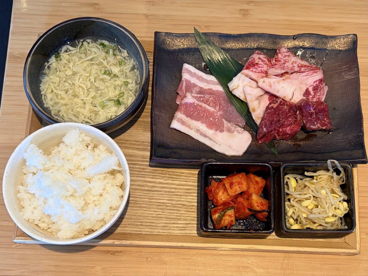 ohame's tweet photo. 土曜日は我らにしては珍しく焼肉を食おう！ということになりロピアの焼肉屋さんに。ビールのあてによだれ鶏頼んだり追加でカルビ…両方ハラミの何らかの組み合わせの定食なので…を頼んだりよく食べた。グラスワインの盛りも気前よくて良かった^_^
ギュウトピア@センター南
#焼肉 #センター南グルメ https://t.co/eiNrIS6lFL