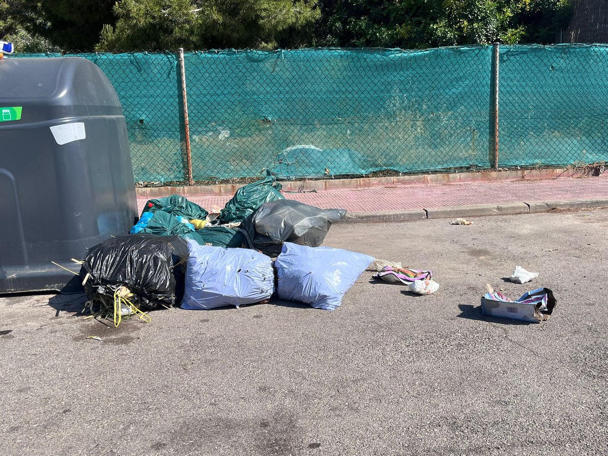 aixoeselqueess's tweet photo. Gestió nefasta dels residus de l' @elvendrell_cat @PSCElVendrell  En una localitat on moltes vivendes són segones residències o allotjaments vacacionals, difícilment pot funcionar. Aquí tenim l'exemple del contenidor de vidre del c/Pep Ventura, ple de bosses d'escombraries https://t.co/nboURVqL2B