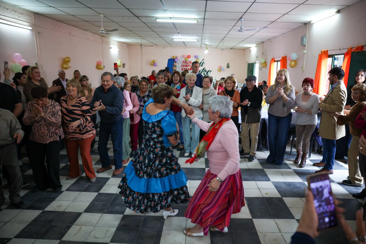 RossanaChahla's tweet photo. 💙 Este domingo compartí un hermoso almuerzo junto a los integrantes del Centro de Jubilados 17 de Julioen Sab Cayetano, una institución que este año celebra 30 años de trabajo y compromiso con nuestros adultos mayores.

😊 Fue una alegría conversar con ellos, escuchar sus historias y saludar especialmente a su presidenta, Susana Castillo, quien recientemente cumplió 82 años.

🎨 En este espacio también se desarrollan talleres impulsados por la Dirección de Adultos Mayores de la Municipalidad, que promueven el encuentro, el aprendizaje y la participación activa de nuestros jubilados.

✨ Las personas de la tercera edad tienen mucho para enseñarnos. Por eso seguiremos acompañándolos y fortaleciendo estos espacios que mejoran su calidad de vida y les permiten seguir compartiendo, aprendiendo y construyendo comunidad.