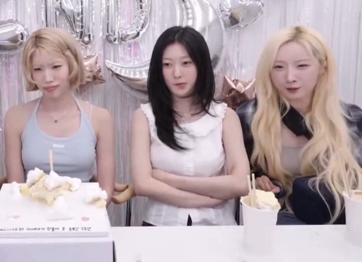glittbit's tweet photo. Kim lip is mad as hellll https://t.co/ufFKzuZt6C
