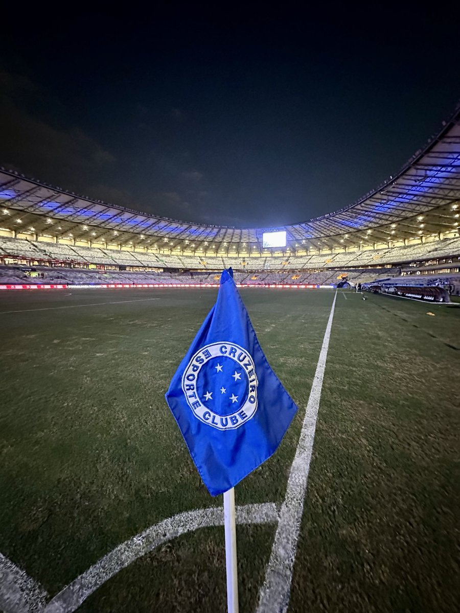 Cruzeiro's tweet photo. Domingão com o Cabuloso em campo! Vem pro Mineirão, Nação! 🦊💙

#CRUxFLU #PáginasHeroicas https://t.co/BbuPEXwzjB
