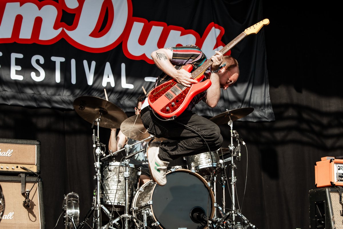 Hive_Mag's tweet photo. REVIEW: We went to experience @SlamDunkMusic Festival (South) at Hatfield Park, with performances from @knockedloose, @SetYourGoals, @themenzingers, @weareunpeople and More!

📝: Caspar Motley
📸: @georgiapenphoto 

🔗: https://t.co/cQY2CYHDfI https://t.co/30OoxjZLcG