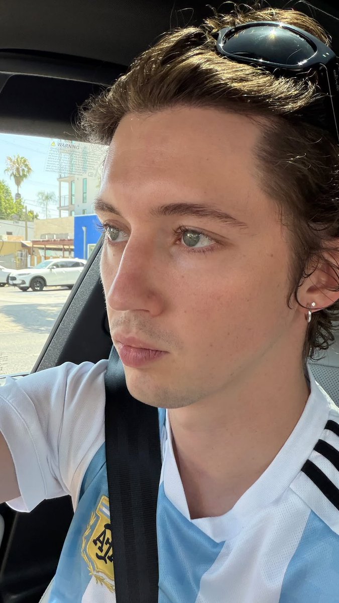 updatetroyebr's tweet photo. APARECEU! Troye via Instagram https://t.co/TthRAI9Xln