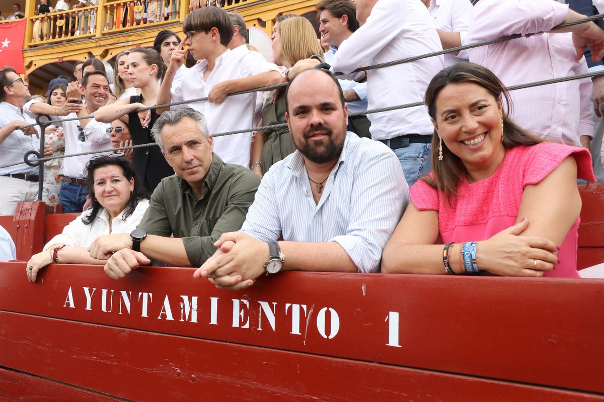 CarlosNovilloPi's tweet photo. Dos plazas de toros llenas hasta la bandera esta tarde en la @ComunidadMadrid, abriendo además sus Puertas Grandes.

En @LasVentas, Puerta Grande para Antonio Ferrera.

En Aranjuez, una gran tarde de toros con tres grandes matadores y trofeos para Pablo Aguado y el inmenso Morante de la Puebla.

¡La tauromaquia, más viva y con más fuerza que nunca! #Tauromaquia #Madrid #LasVentas #Aranjuez