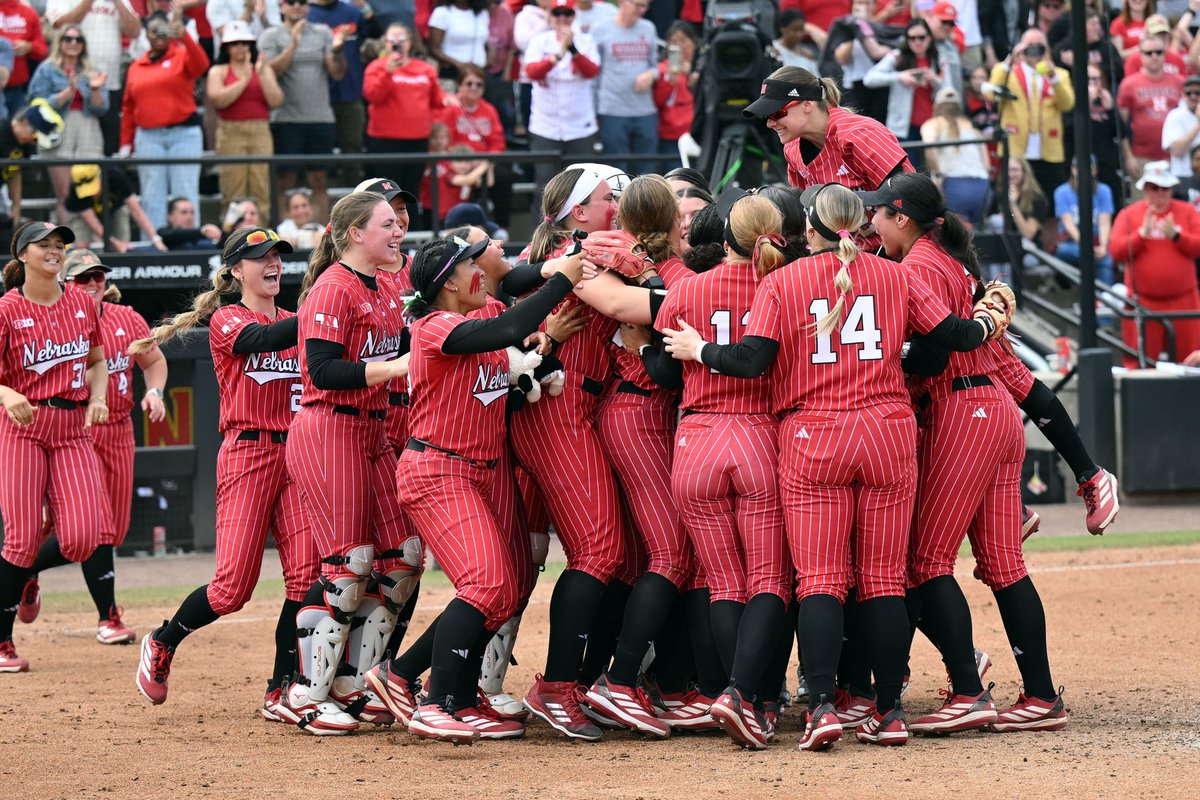 B1Gsoftball's tweet photo. Nebraska falls 3-1 to Texas in the Women’s College World Series.

What a season for @HuskerSoftball ❤️ https://t.co/N8BM0i7pwN