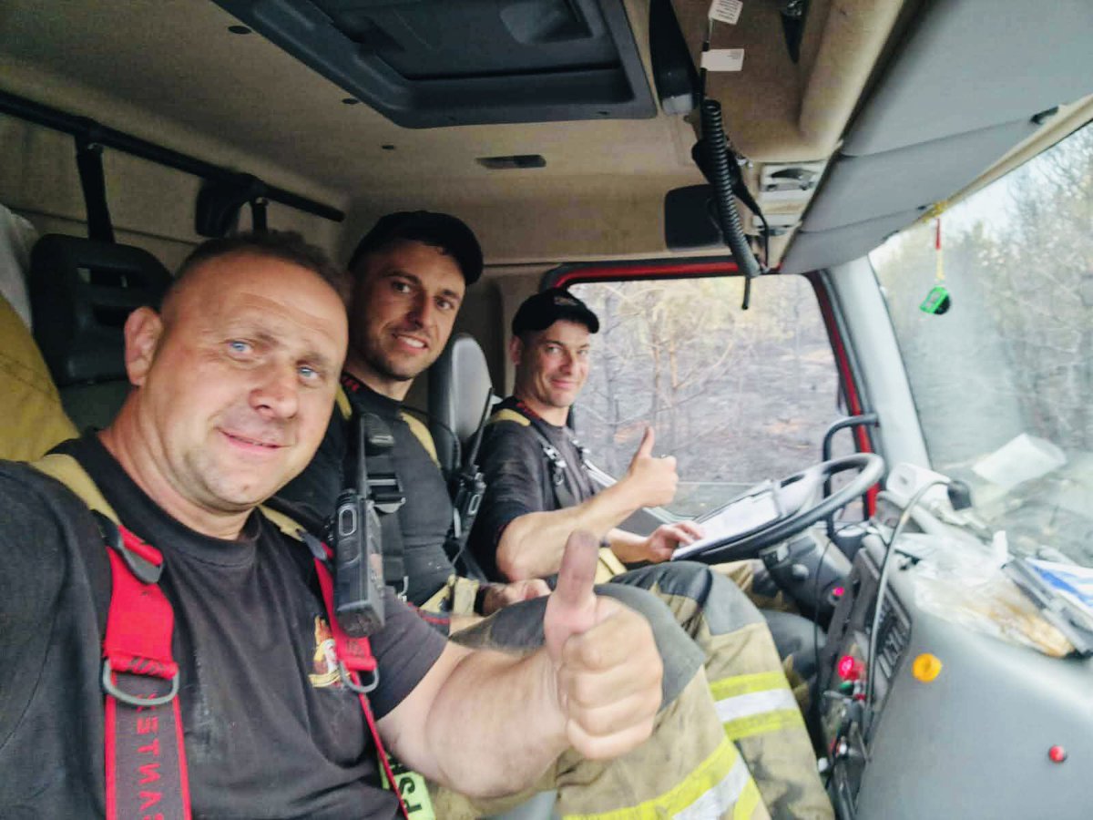 KMPSPLomza's tweet photo. 🚒 Wczoraj działania gaśnicze na terenie powiatu wołomińskiego zakończyła Kompania Gaśnicza „Białystok”, w której skład weszli również strażacy z I zmiany służbowej JRG Łomża.

Po wykonaniu powierzonych zadań strażacy bezpiecznie wrócili do Łomży w godzinach nocnych 🧑‍🚒🧑‍🚒👨‍🚒👏🔥 https://t.co/owykgANU2A
