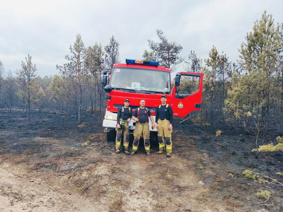 KMPSPLomza's tweet photo. 🚒 Wczoraj działania gaśnicze na terenie powiatu wołomińskiego zakończyła Kompania Gaśnicza „Białystok”, w której skład weszli również strażacy z I zmiany służbowej JRG Łomża.

Po wykonaniu powierzonych zadań strażacy bezpiecznie wrócili do Łomży w godzinach nocnych 🧑‍🚒🧑‍🚒👨‍🚒👏🔥 https://t.co/owykgANU2A