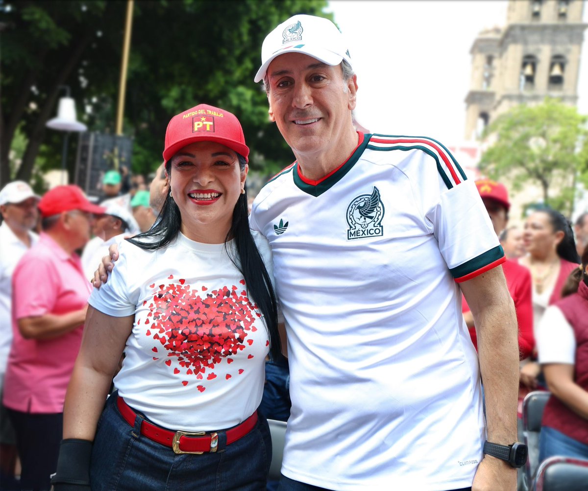 LizSanchezSM's tweet photo. Hoy quedó claro que la #Transformación sigue avanzando porque tiene su fuerza en el pueblo de México.🇲🇽 

Respaldamos con convicción el mensaje de nuestra Presidenta, la Dra. @Claudiashein, quien reafirmó que nada ni nadie detendrá este movimiento que ha devuelto esperanza, bienestar y dignidad a millones de familias.

En #Puebla sabemos que los mejores resultados se construyen en unidad. Por eso, seguimos sumando esfuerzos junto a nuestro gobernador @armentapuebla_ y a nuestro presidente municipal @pepechedrauimx, trabajando con un mismo objetivo: que el bienestar llegue a cada comunidad y que nadie se quede atrás.

La transformación no pertenece a una sola persona; es una causa colectiva que se fortalece cuando caminamos juntas y juntos, con amor por nuestra tierra, compromiso con nuestra gente y profundo respeto por nuestra soberanía.

Sigamos construyendo un México más justo, más humano y más fuerte, siempre con #PueblaEnElCorazón❤️.