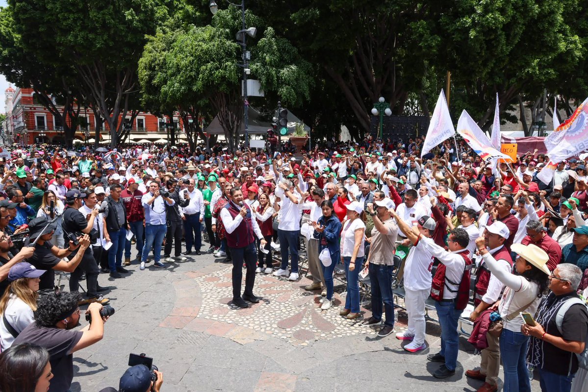 LizSanchezSM's tweet photo. Hoy quedó claro que la #Transformación sigue avanzando porque tiene su fuerza en el pueblo de México.🇲🇽 

Respaldamos con convicción el mensaje de nuestra Presidenta, la Dra. @Claudiashein, quien reafirmó que nada ni nadie detendrá este movimiento que ha devuelto esperanza, bienestar y dignidad a millones de familias.

En #Puebla sabemos que los mejores resultados se construyen en unidad. Por eso, seguimos sumando esfuerzos junto a nuestro gobernador @armentapuebla_ y a nuestro presidente municipal @pepechedrauimx, trabajando con un mismo objetivo: que el bienestar llegue a cada comunidad y que nadie se quede atrás.

La transformación no pertenece a una sola persona; es una causa colectiva que se fortalece cuando caminamos juntas y juntos, con amor por nuestra tierra, compromiso con nuestra gente y profundo respeto por nuestra soberanía.

Sigamos construyendo un México más justo, más humano y más fuerte, siempre con #PueblaEnElCorazón❤️.