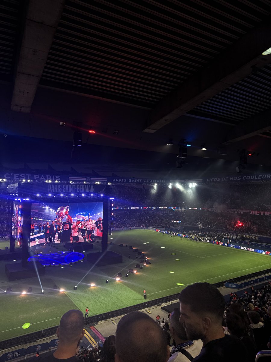 Flyixxx's tweet photo. week end de fou, merci paris ❤️💙 https://t.co/UXNFjtoNYR