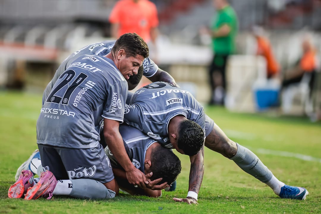 interdelimeira's tweet photo. É NA RAÇA! 🦁🔥

Mais uma batalha vencida com entrega, dedicação e a força da nossa camisa. Dentro de campo, o time lutou até o último minuto. Nas arquibancadas, a Torcida Leonina fez sua parte e empurrou o Leão do começo ao fim.

Nosso muito obrigado a cada torcedor que esteve presente no Limeirão, cantou, incentivou e acreditou. Vocês fazem a diferença!

Seguimos juntos, cada vez mais fortes. 🖤🤍

#VAILEÃO 🦁🏁

📸: José Augusto