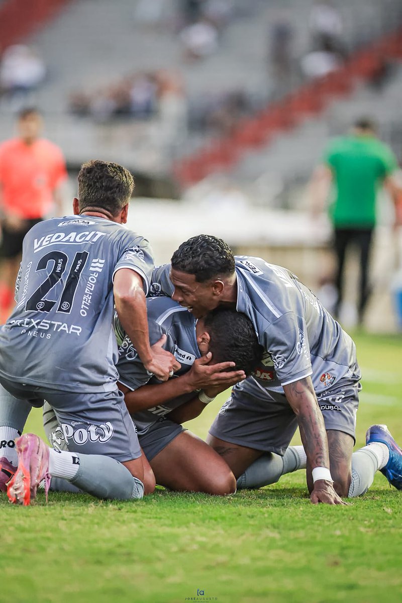 interdelimeira's tweet photo. É NA RAÇA! 🦁🔥

Mais uma batalha vencida com entrega, dedicação e a força da nossa camisa. Dentro de campo, o time lutou até o último minuto. Nas arquibancadas, a Torcida Leonina fez sua parte e empurrou o Leão do começo ao fim.

Nosso muito obrigado a cada torcedor que esteve presente no Limeirão, cantou, incentivou e acreditou. Vocês fazem a diferença!

Seguimos juntos, cada vez mais fortes. 🖤🤍

#VAILEÃO 🦁🏁

📸: José Augusto