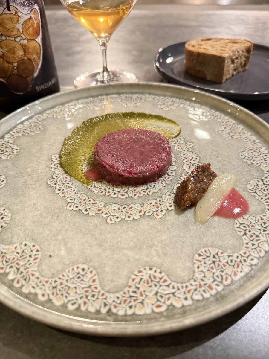 hitoshiuedadayo's tweet photo. 東京・下北沢に店を構える meso は、フレンチを軸に発酵・スパイス・出汁を巧みに重ね合わせたモダンフュージョンレストラン。オープンカウンター越しに漂う香りや調理音、火入れによる温度の変化までも含め、一皿ごとの余韻を立体的に体験できます。
#下北沢グルメ
#植田仁
#グルメ https://t.co/pxxbX4hKvy