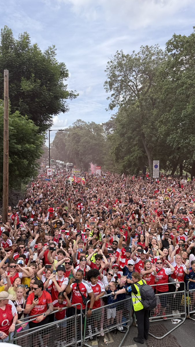 AlexAFC44's tweet photo. View from the bus actually crazy 🔴⚪️ https://t.co/Qxvbu3F59f