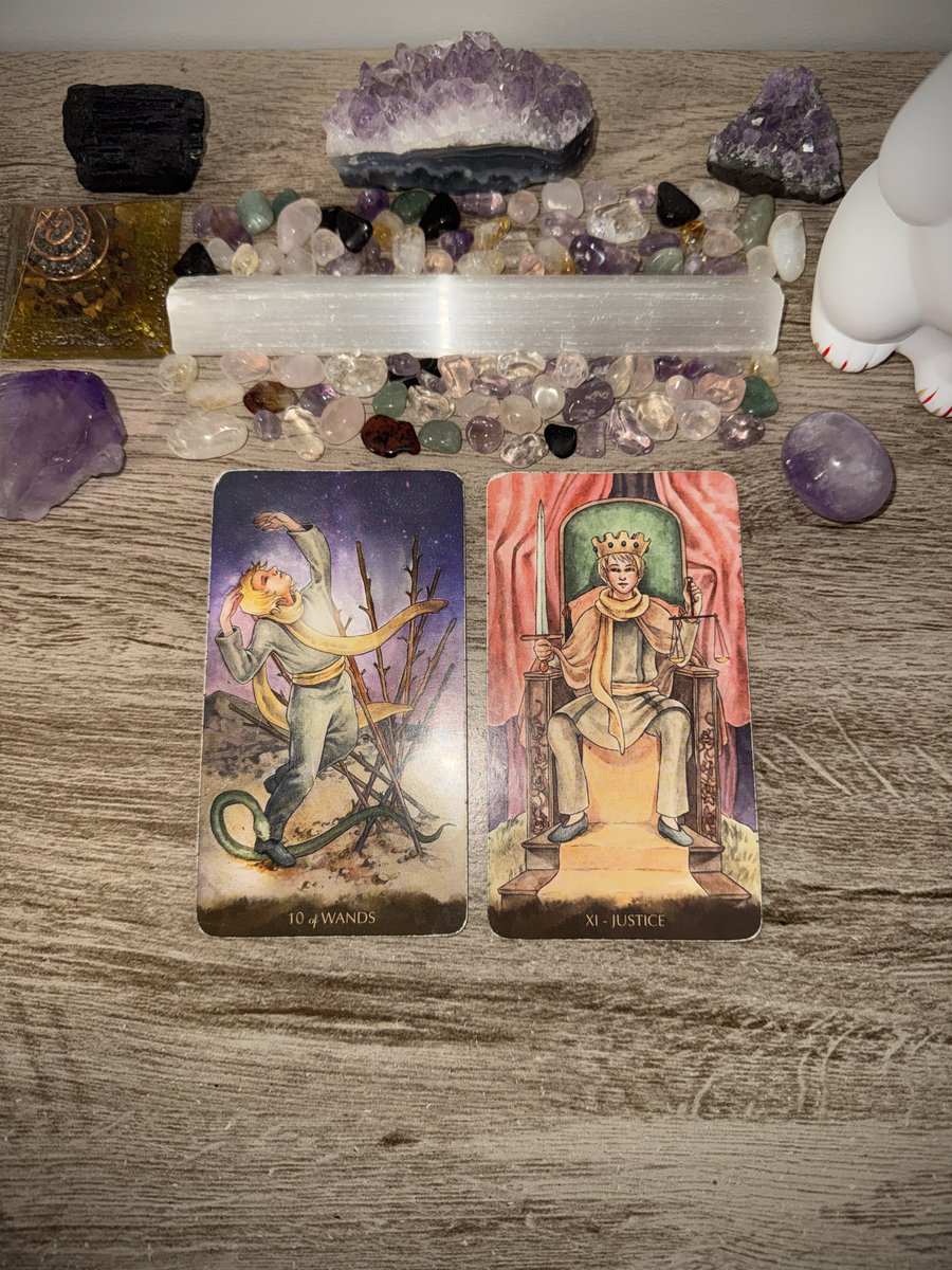 raftarot's tweet photo. tarot semanal ⋆˙
♋︎ câncer ⋆˙

tem pesos que não são seus pra carregar, tem responsabilidades que não são suas, tem coisas que você se pressiona pra resolver que nem tem muito o que fazer ou que simplesmente não dependem de você.

pegue mais leve consigo mesmo, por mais que você tenha se acostumado a pegar pesado ao longo dos anos e se pressionar demais... agora é necessário quebrar este padrão pra viver melhor. nem tudo depende de você, nem tudo é culpa sua, nem tudo precisa de uma solução prática da sua parte. às vezes é só sobre soltar e viver com leveza o que a vida tá te mostrando agora, e não pra se concentrar naquilo que você se cobra constantemente pra melhorar e aperfeiçoar.

a vida não é uma corrida que exige que você corra cada vez mais rápido; isso na verdade é uma exigência pessoal, você que requisita demais de si. e quanto mais exigir de si, menos saudável será sua rotina, menos bem estar sentirá.