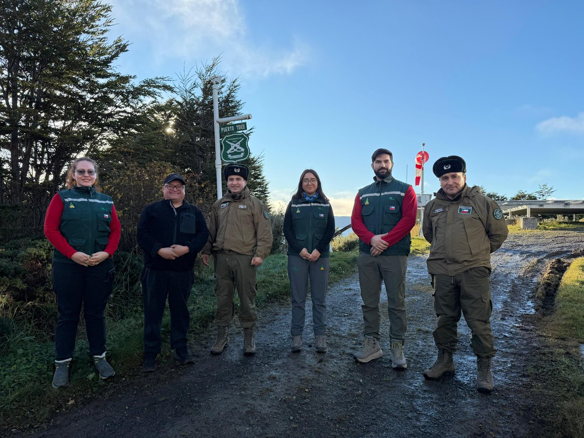 CarabMagallanes's tweet photo. Este fin de semana, @Carabdechile del Retén #PuertoToro realizó servicios preventivos junto a personal de @conaf_minagri, mientras que nuestros Carabineros de la Tenencia #Yendegaia se mantuvieron al resguardo de la frontera con la República Argentina.
#SoberaníaEfectiva https://t.co/nMhY4N50HB
