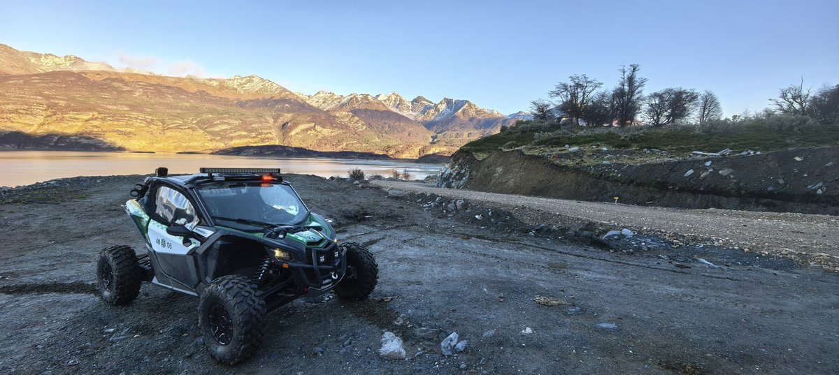CarabMagallanes's tweet photo. Este fin de semana, @Carabdechile del Retén #PuertoToro realizó servicios preventivos junto a personal de @conaf_minagri, mientras que nuestros Carabineros de la Tenencia #Yendegaia se mantuvieron al resguardo de la frontera con la República Argentina.
#SoberaníaEfectiva https://t.co/nMhY4N50HB