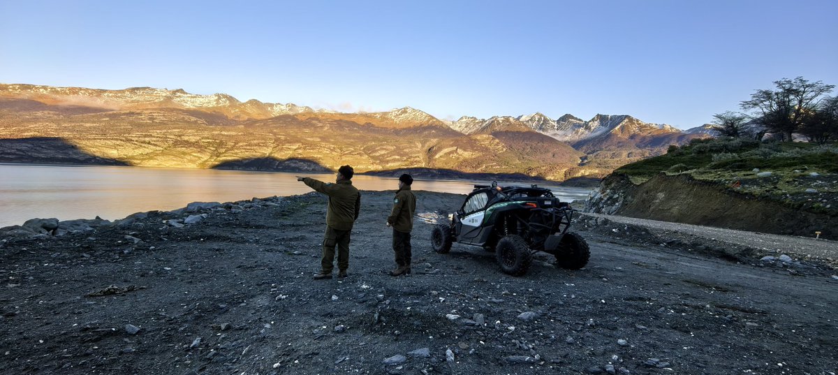 CarabMagallanes's tweet photo. Este fin de semana, @Carabdechile del Retén #PuertoToro realizó servicios preventivos junto a personal de @conaf_minagri, mientras que nuestros Carabineros de la Tenencia #Yendegaia se mantuvieron al resguardo de la frontera con la República Argentina.
#SoberaníaEfectiva https://t.co/nMhY4N50HB