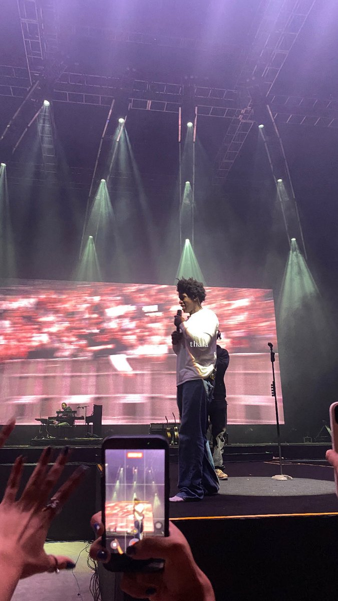 ekiitike's tweet photo. LOVE U DANIEL CAESARRRRR😭❤️😭❤️😭akhirnya salah satu wishlist tercapai👐 #JavaJazz2026 #DanielCaesar https://t.co/YLkbIx8xtO