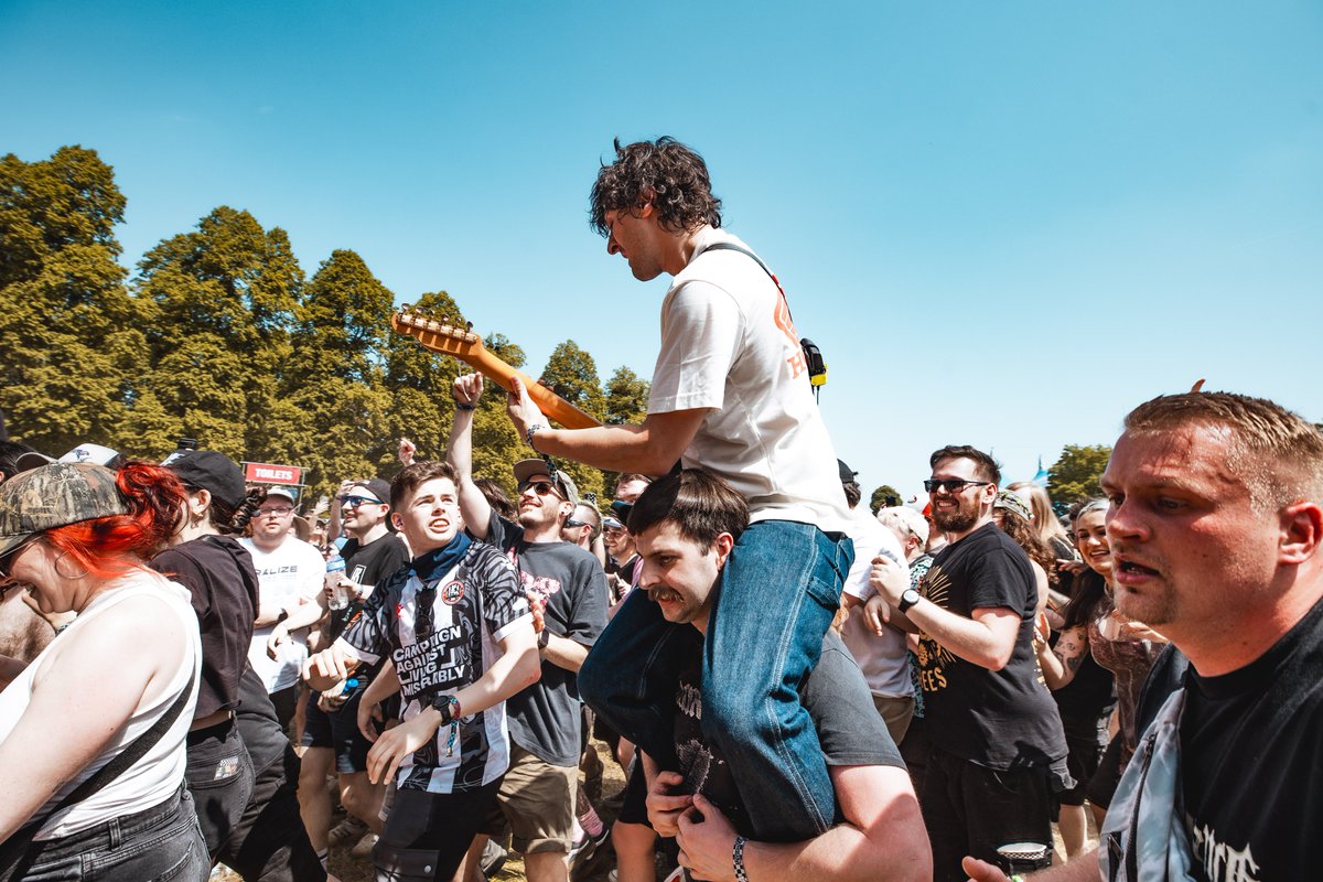 Hive_Mag's tweet photo. REVIEW: We went to experience @SlamDunkMusic Festival (South) at Hatfield Park, with performances from @knockedloose, @SetYourGoals, @themenzingers, @weareunpeople and More!

📝: Caspar Motley
📸: @georgiapenphoto 

🔗: https://t.co/cQY2CYHDfI https://t.co/30OoxjZLcG