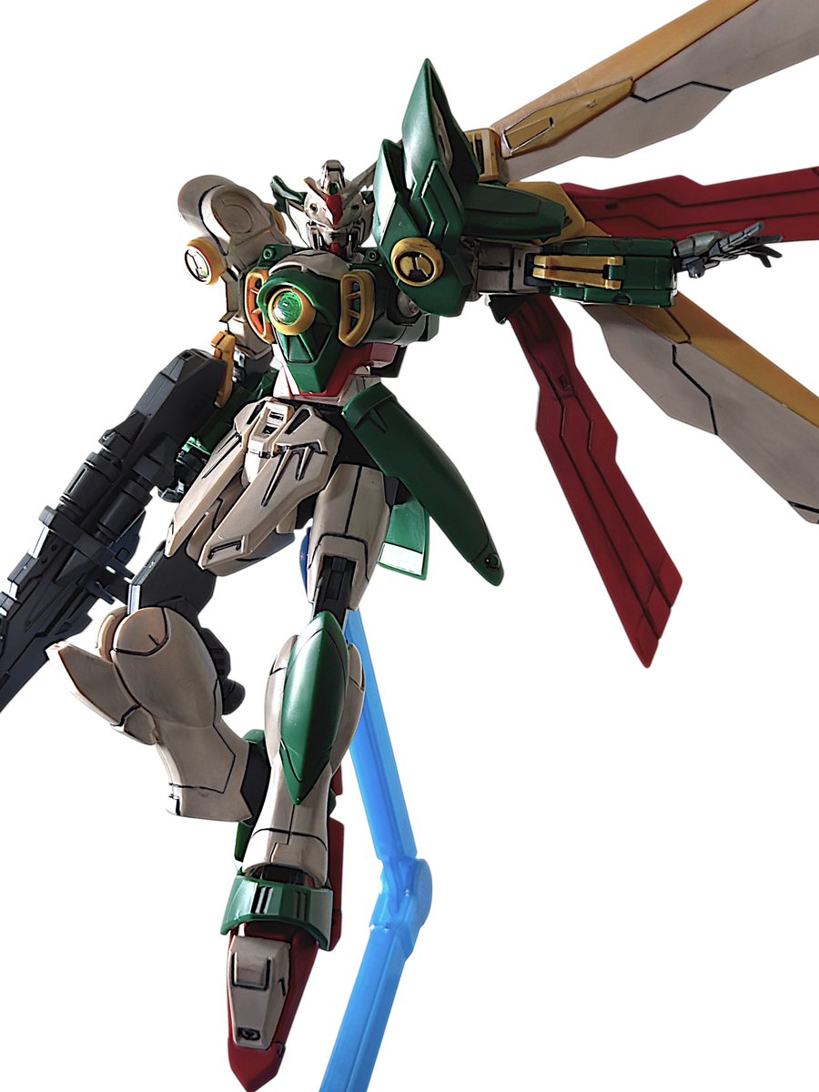 tapioca22th's tweet photo. HGBF 1/144 ウイングガンダムフェニーチェ完成

全体的に軽めのウェザリング仕上げです。

アンシンメトリーのデザインが良く、左腕を横に伸ばしたポージングが非常に似合います。

ただ、平手が付属しないので、他キットから拝借しています。

#ガンプラ #ガンダム https://t.co/izwrBSt1PR