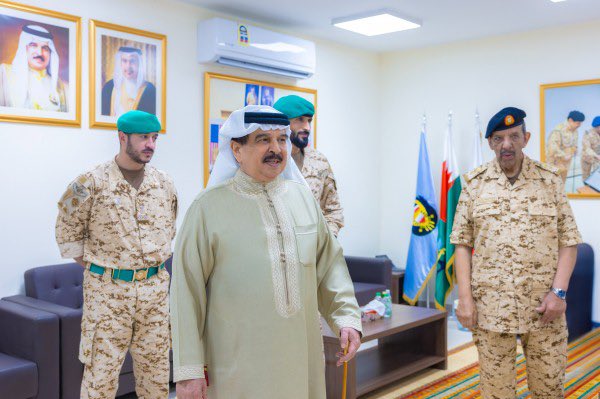BahrainMirror's tweet photo. إعدام الأوقاف الجعفرية في بلد الاضطهاد الطائفي

حجي منصور البحارنة؛ مرآة البحرين
على أي أساس قرر رأس النظام إلغاء إدارة الأوقاف الجعفرية مقابل تشكيل ما يسمى بـ"مجلس شؤون الأوقاف الإسلامية"، وفي أي ظرف تم ذلك ، ووفق أي تفاهم؟ وكيف سيؤدي هذا التجاوز باستباحة أوقاف الشيعة إلى الإخلالٌ بالوضع السياسي القائم؟
في العام 2011 ، عبّر زعماء الطائفة الشيعية في البحرين عن مخالفتهم الصريحة للظلم الرسمي حينما كان القتل يمارس على الهوية ، واليوم وبعد أكثر من 15 عامًا عاد الحاكم للتمادي ، مخلًا بتوازنٍ رسمه الاستعمار البريطاني منذ عقود ، أي تمكين حاكم ينتسب لأقلية من حكم أكثرية شعبية.
لقد صبر البحارنة أكثر من سبعين عامًا على سياسات إقصائهم عن مراكز القرار في البلاد ، وتحملوا أساليب محاصرتهم الاقتصادية ، إلا أن الصبر أوصلنا إلى اليوم الذي تُمس فيه مسائلهم الوجودية ، الأمر الذي شكّل انحدارًا خطيرًا سيهدد لا محالة استقرار الحكم.
يا حمد بن عيسى ، لقد أسرفت في العداء بجريمة سحب جنسيات الشيعة ، فضلًا عما اقترفته قبلها من توطينٍ للأجانب استقواءًا بهم على الشعب ، متعديًا على ما كان أجدادك يحذرون من مآلات المس به. معارضة سلطتك لم تعد تقتصر اليوم على جمعيات سياسية وناشطين ، بل تشمل بفضل سياساتك الرعناء قريبين منك ، وحتى ممن يجلسون على مائدتك ، وأصبح حق تقرير المصير مطلبًا يتردد على ألسنة من لم يكونوا يتخيلون يومًا أنهم سيصلون إلى هذه القناعة ، بعدما أوصدتَ أبواب الإصلاح وأغلقتَ منافذ الشراكة الوطنية.

للقراءة:
https://t.co/l33FwcDop0