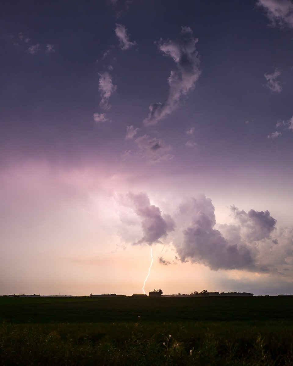 AssoMeteoCVDL's tweet photo. [Ambiance orageuse dans le Loir-et-Cher le 30 mai 2026]

Ambiance orageuse ⛈️ dans le Nord du Loir-et-Cher, depuis Beauce la Romaine, dans la soirée du 30 mai 2026.

Photos : @florian_wizi. https://t.co/pvDwxX8hN5