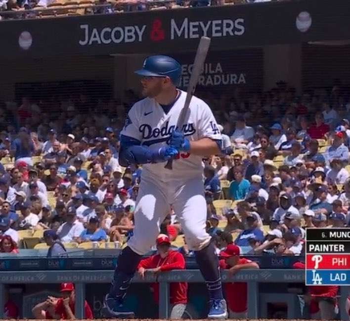 Cintistic's tweet photo. Omg Muncy hitting the Disney knees https://t.co/FrcouSa3wB