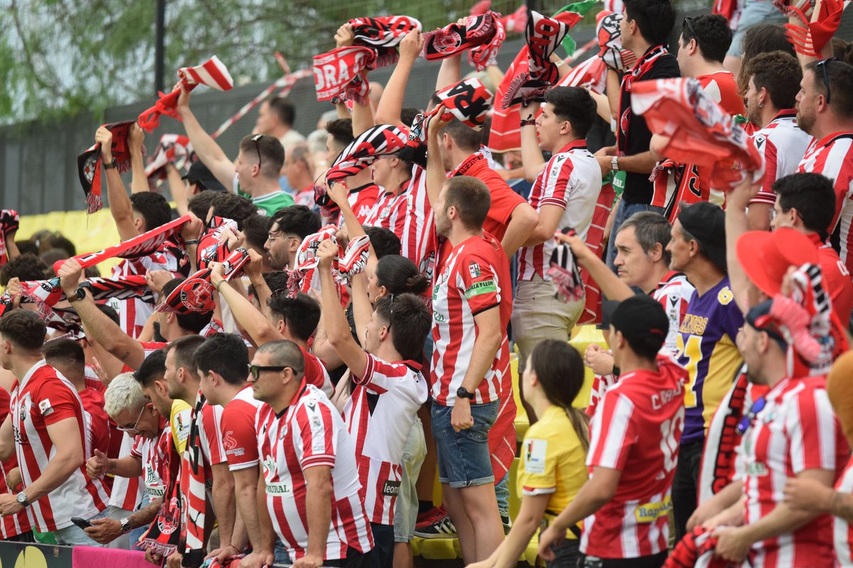 ZCFoficial's tweet photo. AFICIÓN🫰🏼♥️|

¡Honor a todos los desplazados!🫶🏼🤩

➡️1.354 kilómetros recorridos
♥️🤍 Casi 400 aficionados rojiblancos

¡Lo vamos a hacer, por vosotros!🪖⚽️

#VamosMiZamora https://t.co/TjiWsjPvsm