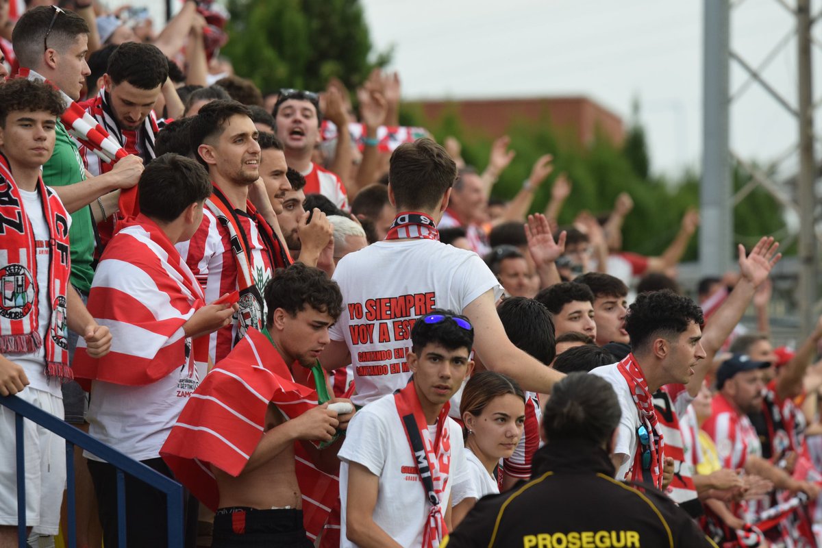 ZCFoficial's tweet photo. AFICIÓN🫰🏼♥️|

¡Honor a todos los desplazados!🫶🏼🤩

➡️1.354 kilómetros recorridos
♥️🤍 Casi 400 aficionados rojiblancos

¡Lo vamos a hacer, por vosotros!🪖⚽️

#VamosMiZamora https://t.co/TjiWsjPvsm