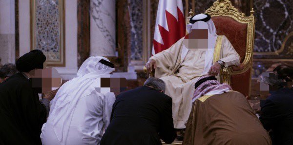 BahrainMirror's tweet photo. التماهي مع الجلّاد.. ظاهرةُ السقوط الأخلاقي لأدواتٍ رخيصة بيد الحُكم

مرآة البحرين
في البحرين، لا يكفي أحيانًا أن تكون مُواليًا للسلطة كي تنجو من بطشها، بل يجب عليكَ أن تتحوّل إلى نسخةٍ أكثر تطرّفًا منها في الدفاع عنها. أن تكون ملكيًا أكثر من الملك، تُبرّر كلّ سياساته، وتُصفّق لكلّ إجراءاته، ولو كنتَ بالأمس القريب أحد ضحاياه أو ممّن اكتوَوا بتهميشه.
هي صورةٌ عن واقع بات نافرًا وفاقعًا في البحرين أكثر من أيّ وقت مضى. المسألة بكلّ بساطة وبأسلوب مباشر هناك من تحوّل إلى أداة في حرب السلطة على فئة من الشعب في هذه المرحلة الحساسة التي تعيشها البلاد. لم يتحوّل إلى مُوالٍ وفقط، بل إلى عارضٍ يوميّ يبحث عن فكرة يبالغ فيها أثناء تقديمه فروض الطاعة، وكأنه في مسابقة مفتوحة لإثبات الإخلاص ولو على حساب الكرامة والذاكرة والحقائق.
النماذج حيّة ولا نتحدث عن شخصيات وهمية أو مُختلَقة. في البحرين، لم تعد المشكلة مًقتصرة على وجود موالين تقليديين للنظام، فهذا أمرٌ موجود في كلّ الدول والأنظمة. المشكلة في ظاهرة أولئك الذين كانوا يومًا جزءًا من خطاب الاعتراض، أو على الأقل ممّن تضرّروا من السياسات الرسمية، ثمّ انقلبوا فجأة إلى مدافعين مُتحمّسين عن السلطة، يُزايدون أحيانًا على إعلامها الرسمي نفسه، ويقدّمون أنفسهم بوصفهم "العقلانيين" الذين اكتشفوا متأخرين "عبثية" المعارضة وعدم جدوى المواجهة.
إذا أردنا تحليل هذه الظاهرة على الصعيد النفسي لفهم الدوافع فحتمًا أكثر من ترجيحٍ يمكن احتماله: قد يكون خوف، أو رغبة في النجاة، أو طمعًا في عطاء، لكنّ الأهمّ المصلحة الشخصية، وهذا الدافع بحدّ ذاته يُفسّر إعادة تموضع هذه الأسماء. أسماءٌ لا يمكن ويكاد يكون مستحيلًا فهم ما تقترفه اليوم "على محمل حسن" أو ربّما على أنه تقية. ليس الأمر كذلك حتمًا، ولأنّنا لسنا أيضًا أمام صحواتٍ متأخرة أو مراجعة فكرية لخيارات أو مواقف اتُخذت سابقًا، يمكن القول إن هؤلاء، ولعلّ أكثر الأسماء تجسيدًا لهذه الظاهرة جعفر سلمان مؤخرًا وضياء الموسوي سابقًا، الانتقال من دور الضحية إلى الجلّاد أو مشاركة الجلّاد في جرائمه هو أيضًا مرضٌ نفسي خطير، وعلى الصعيد الوطني وباء.
وفي تفصيل الظاهرة ومؤشراتها، يتبيّن أن هذه الأدوات تعمد على الرغم من تحكّم الدولة بها، إلى الذهاب إلى ما هو أبعد: مطالبة الناس بألّا توصف بالخونة والمتواطئين، فتحمل كذبًا شعارات التعايش والديمقراطية المزعومة في البحرين، تُسوّق لمعايير مُختفية أصلًا من قاموس الحكم،وتتباكى على حرية الرأي التي تعطيها لنفسها وتسلبها من الناس.
الأمر لا يقف عند حدود واضحة، أن يطبّلوا للحكم وسياساته الظالمة بحقّ الكثير من المواطنين وعلماء الدين البارزين، بل يعتدون على كرامات الناس، يسخّفون معاناتهم ومطالبهم، ويجلدونهم كقطعان يمشون وراء قيادات ستقودهم إلى الهاوية. هذا الأسلوب الرخيص في التعبير السياسي إزاء قضايا بائنة الاضطهاد، تؤكد فقدان هؤلاء لأيّة أخلاقيات في التعاطي وفي موازنة الأمور ولا سيّما في الأزمات. هؤلاء لم ينأوا بأنفسهم عن كلّ الإجراءات والتنكيلات التي تتخذها الدولة في الفترة الأخيرة وتُصعّد من خلالها الحرب على شيعة البلاد تحت عناوين عقائدية دينية بحتة، بل يسعون إلى تكريس حالة من الإحباط بين الناس وإشاعة السكوت عن الظلم كشرط للبقاء على قيد الحياة في البلد، وكذلك لنشر قيم الجُبن والخنوع، حيث لا وجود لأيّة مقاومة لأيّ سياسة قاهرة ومُجحفة، حيث لا جهاد حتى بالكلمة، حيث يتحوّل الإنسان إلى "روبو" تُبرمجه الدولة ليكون خاليًا من أيّ أفكار وبلا ضمير، لا يفرّق بين الحقّ والباطل، ينسلخ تمامًا عن القيم الإنسانية الفطرية للعيش في أيّة دولة.
هذه الظاهرة اليوم تؤكد صوابية المعارضة طيلة السنوات الماضية، وجدوى رفع الصوت ورفض كلّ ما تفرضه السلطة الأمنية والسياسية بالقوة بعيدًا عن أيّ منطق أو مشاركة حقيقية في القرار. شعارات الإصلاح لا يمكن أن تكون عديمة الفائدة بعد هذا العمر من النضال وإعلاء الصوت، والأهمّ أن من هو مُقتنع بالإصلاح كطريق لبناء الدولة العادلة لا يتغيّر مهما زادت الضغوطات والمصاعب.
تجميل أفعال هؤلاء الخونة ورمي تصرّفاتهم و"تكويعاتهم" على فئة من الشعب أو الشعب بأكمله لحمله على الاستسلام للفساد والمفسدين لا ينفع. هؤلاء عاجزون عن التأثير بأصحاب المبادئ الوطنية والعقائد المقدّسة مهما كثّفوا من حضورهم على المنصّات والصفحات والشاشات وفي التغريدات واللقاءات إلى أعلى الهرم، بشكل مباشر أو بأسماء وهمية حتى. يُقال إن الوباء مُعدٍ ويتفشّى سريعًا. أمامنا هنا حالة مشخّصة لانفصام الحُكم عن الأرض وعن حياة الشعب، وهذا الانفصام تسلّل واستوطن في عقل هؤلاء الخونة، فأضحوا هم كذلك مُنفصمين عن الواقع والمبادئ.
 
للقراءة:
https://t.co/CpY8m5DMeI