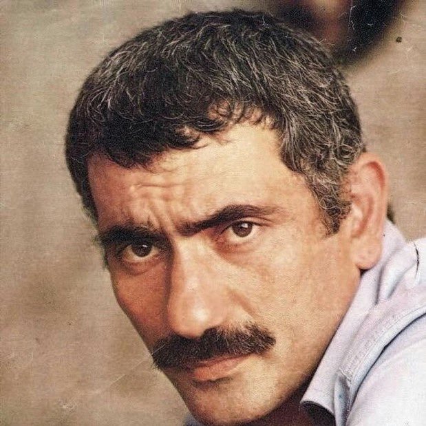 popileaks's tweet photo. Farah Zeynep Abdullah’tan Yılmaz Güney, Ozan Güven ve Kemal Kılıçdaroğlu açıklaması:

“Bu konuda son kez yazıyorum ve şöyle özetliyorum beni daha önceden de aslında takip edenlerin bildiği, röportajlarımda vesaire de söylediğim şeyleri:

1.
ne yılmaz güneymiş.

2.
kimsenin kutsanmasını doğru bulmuyorum. 
yılmaz g.'ye "adam mükemmel biri" diyenlere, kanaat lideri gibi bakan zihniyete saygı duymuyorum. 
sinemasını sevip sevmemeniz beni hiç ilgilendirmiyo. ben, kişisel olarak yüceltilmesine karşıyım. kürt olması da zerre umrumda değil solculuğu da. niyet okumalarınız ise kendi pis düşüncelerinizin yansımasıdır.

3.
yılmaz g. şu an yaşıyor olsaydı, sinema yapıyor olsaydı gitsin köşede çürüsün de demezdim. filmlerini izlemeyin de demezdim, ama şahıs olarak yüceltmeyin derdim yine, yine aynı şeyleri söylerdim anlayacağınız. tıpkı ibrahim tatlıses'in insan olarak saygı duyulacak hiç bi yanı olduğunu düşünmeyip, çok iyi bir ses olarak kabul görmesine hiçbir şey diyemeyeceğim gibi. 

4.
kanye w. bipolar, saçmalıklar yaptı, herkesten özürler de diledi. ona giriş yasağı koyan ülkeler de çıldırmış geliyo bana, örnek gösterilmeleriniyse doğru bulmuyorum; filistin konusundaki ikiyüzlülükleri ortadayken. tamamen başka politikalar gözetiliyo gibi çünkü, o kadar büyük olayları kendim de dahil hiçbirimizin tam olarak bilip anlayabileceğini düşünmüyorum. 

5.
kanye w.’i yüceltmiyorum, "on numara adam abi ölürüm" falan demiyorum, anıtlaştırmıyorum, sevdiğim şarkıları var, sırf vokal değil prodüktör olarak, marka olarak, yaratıcılığıyla ve sanat vizyonuyla tarih yazmış - kanaat lideri falan değil ha, müziğe, modaya yön vermiş ciddi iz bırakmış biri. 

6.
ben kanye w.’i kişisel olarak savunmam, istiyosanız ana bacı sövebilirsiniz, ama müzisyenin konserine gitti diye insan linçleme, liste yapalım gibi saçmalıkları işin bokunun çıkması olarak görüyorum. biri ifşa edelim demiş; gizli olmayan bir şey nasıl ifşa edilir? birilerini etiketleyip kategorize etme isteği günden güne büyüyor, bunu tehlikeli de buluyorum.

7.
boykot biraz da büyümeye, çoğalmaya, kitleselleşmeye çağırmaz mı?
konserden önce boykot çağrısı da yoktu ha. onu da anlamadım, sanki herkes anlaşmış da gidenler boykotu bozmuş gibi davranıldı. ya da gidemeyenler gönül mü koydu, gerçekten hiçbir fikrim yok. 

8.
ozan g. olayı da çok konuşuldu.
ceza almış birinin dışarıda gezmesinin sebebini, cezayı verene sormak gerekmiyo mu? dahası bunu bir talebe dönüştürmek, insanları anlama ve insanlara anlatma fırsatını es geçmemek?  kamusal bir alanda oturduğumuzda herkesin sicilini suratlarında görüyo muyuz? hayır. bi katille de karşılıklı masalarda bir kafede oturuyo olamaz mıyız? evet. isteyip istememekten bahsetmiyorum, olasılıklardan bahsediyorum. sırf yapabiliyosun diye birinin üstüne giderek mekandan çıkartmaya çalışmanın politik karşılığını göremiyorum. çünkü devlet suçluya dışarda gezme hakkını vermiş, senin problemin suçluyla olamaz, adalet sistemiyle olabilir, bu da anlaşılır ve desteklenmesi gereken de bişi. 
bunun çözümü o insanın sana hiiiç bişi yapamayacağını bile bile üstüne gitmek, bişi yaparsa da zaten suçlu, onun hayatının daha da bitecek olmasından güç alıp elindeki gücü hor kullanmak olmamalı.
bunun işe yaramadığını çok net bir şekilde gözlemliyorum. 

9.
bazılarının feminizmi çekmeye çalıştığı yerde değilim, sürekli feministmetre açmayın, inanın hiçbirimize yardımcı olmuyo. eşşek gibi kendi ayakları üstünde duran tüm kadınlara default olarak feminizm yüklenmiş oluyo zaten, hele ki senelerce bu kadar görünür bi meslekte, bu kadar kadınların harcanmaya çalıştığı bi dünyada, kadının gık dediği yerde erkek bağırsa bile hep kadının konuşulduğu, tüm skandalların hep kadınlara yıkılmaya çalışıldığı bi yerde, feminizm bir opsiyon değil. övünülecek bişi de değil. zorunluluk. 

10.
bu arada kılıçdaroğlu, senden de tiksiniyorum.”