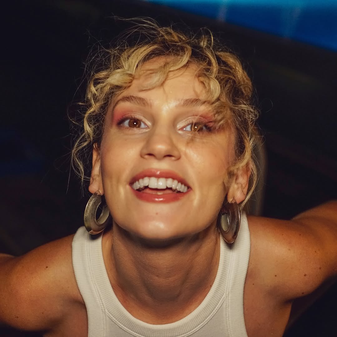 popileaks's tweet photo. Farah Zeynep Abdullah’tan Yılmaz Güney, Ozan Güven ve Kemal Kılıçdaroğlu açıklaması:

“Bu konuda son kez yazıyorum ve şöyle özetliyorum beni daha önceden de aslında takip edenlerin bildiği, röportajlarımda vesaire de söylediğim şeyleri:

1.
ne yılmaz güneymiş.

2.
kimsenin kutsanmasını doğru bulmuyorum. 
yılmaz g.'ye "adam mükemmel biri" diyenlere, kanaat lideri gibi bakan zihniyete saygı duymuyorum. 
sinemasını sevip sevmemeniz beni hiç ilgilendirmiyo. ben, kişisel olarak yüceltilmesine karşıyım. kürt olması da zerre umrumda değil solculuğu da. niyet okumalarınız ise kendi pis düşüncelerinizin yansımasıdır.

3.
yılmaz g. şu an yaşıyor olsaydı, sinema yapıyor olsaydı gitsin köşede çürüsün de demezdim. filmlerini izlemeyin de demezdim, ama şahıs olarak yüceltmeyin derdim yine, yine aynı şeyleri söylerdim anlayacağınız. tıpkı ibrahim tatlıses'in insan olarak saygı duyulacak hiç bi yanı olduğunu düşünmeyip, çok iyi bir ses olarak kabul görmesine hiçbir şey diyemeyeceğim gibi. 

4.
kanye w. bipolar, saçmalıklar yaptı, herkesten özürler de diledi. ona giriş yasağı koyan ülkeler de çıldırmış geliyo bana, örnek gösterilmeleriniyse doğru bulmuyorum; filistin konusundaki ikiyüzlülükleri ortadayken. tamamen başka politikalar gözetiliyo gibi çünkü, o kadar büyük olayları kendim de dahil hiçbirimizin tam olarak bilip anlayabileceğini düşünmüyorum. 

5.
kanye w.’i yüceltmiyorum, "on numara adam abi ölürüm" falan demiyorum, anıtlaştırmıyorum, sevdiğim şarkıları var, sırf vokal değil prodüktör olarak, marka olarak, yaratıcılığıyla ve sanat vizyonuyla tarih yazmış - kanaat lideri falan değil ha, müziğe, modaya yön vermiş ciddi iz bırakmış biri. 

6.
ben kanye w.’i kişisel olarak savunmam, istiyosanız ana bacı sövebilirsiniz, ama müzisyenin konserine gitti diye insan linçleme, liste yapalım gibi saçmalıkları işin bokunun çıkması olarak görüyorum. biri ifşa edelim demiş; gizli olmayan bir şey nasıl ifşa edilir? birilerini etiketleyip kategorize etme isteği günden güne büyüyor, bunu tehlikeli de buluyorum.

7.
boykot biraz da büyümeye, çoğalmaya, kitleselleşmeye çağırmaz mı?
konserden önce boykot çağrısı da yoktu ha. onu da anlamadım, sanki herkes anlaşmış da gidenler boykotu bozmuş gibi davranıldı. ya da gidemeyenler gönül mü koydu, gerçekten hiçbir fikrim yok. 

8.
ozan g. olayı da çok konuşuldu.
ceza almış birinin dışarıda gezmesinin sebebini, cezayı verene sormak gerekmiyo mu? dahası bunu bir talebe dönüştürmek, insanları anlama ve insanlara anlatma fırsatını es geçmemek?  kamusal bir alanda oturduğumuzda herkesin sicilini suratlarında görüyo muyuz? hayır. bi katille de karşılıklı masalarda bir kafede oturuyo olamaz mıyız? evet. isteyip istememekten bahsetmiyorum, olasılıklardan bahsediyorum. sırf yapabiliyosun diye birinin üstüne giderek mekandan çıkartmaya çalışmanın politik karşılığını göremiyorum. çünkü devlet suçluya dışarda gezme hakkını vermiş, senin problemin suçluyla olamaz, adalet sistemiyle olabilir, bu da anlaşılır ve desteklenmesi gereken de bişi. 
bunun çözümü o insanın sana hiiiç bişi yapamayacağını bile bile üstüne gitmek, bişi yaparsa da zaten suçlu, onun hayatının daha da bitecek olmasından güç alıp elindeki gücü hor kullanmak olmamalı.
bunun işe yaramadığını çok net bir şekilde gözlemliyorum. 

9.
bazılarının feminizmi çekmeye çalıştığı yerde değilim, sürekli feministmetre açmayın, inanın hiçbirimize yardımcı olmuyo. eşşek gibi kendi ayakları üstünde duran tüm kadınlara default olarak feminizm yüklenmiş oluyo zaten, hele ki senelerce bu kadar görünür bi meslekte, bu kadar kadınların harcanmaya çalıştığı bi dünyada, kadının gık dediği yerde erkek bağırsa bile hep kadının konuşulduğu, tüm skandalların hep kadınlara yıkılmaya çalışıldığı bi yerde, feminizm bir opsiyon değil. övünülecek bişi de değil. zorunluluk. 

10.
bu arada kılıçdaroğlu, senden de tiksiniyorum.”