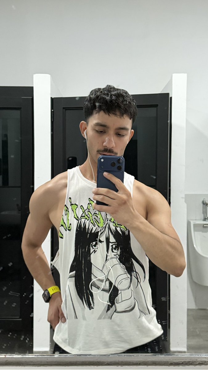 _takemeapart's tweet photo. hoy entrené a pelo (con el cel sin case) https://t.co/4kMJ2Kapq1