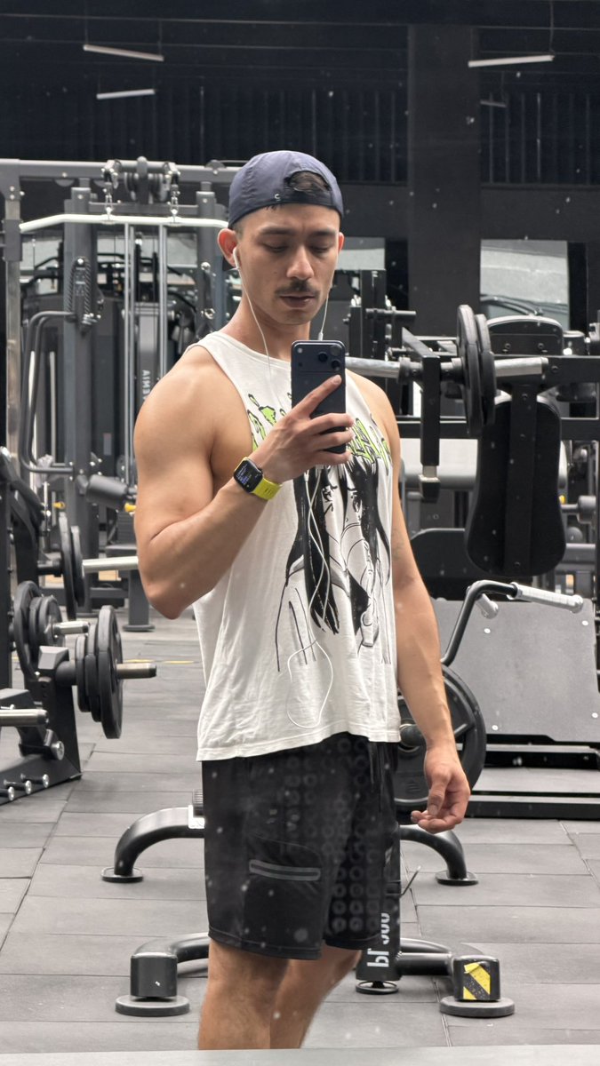 _takemeapart's tweet photo. hoy entrené a pelo (con el cel sin case) https://t.co/4kMJ2Kapq1