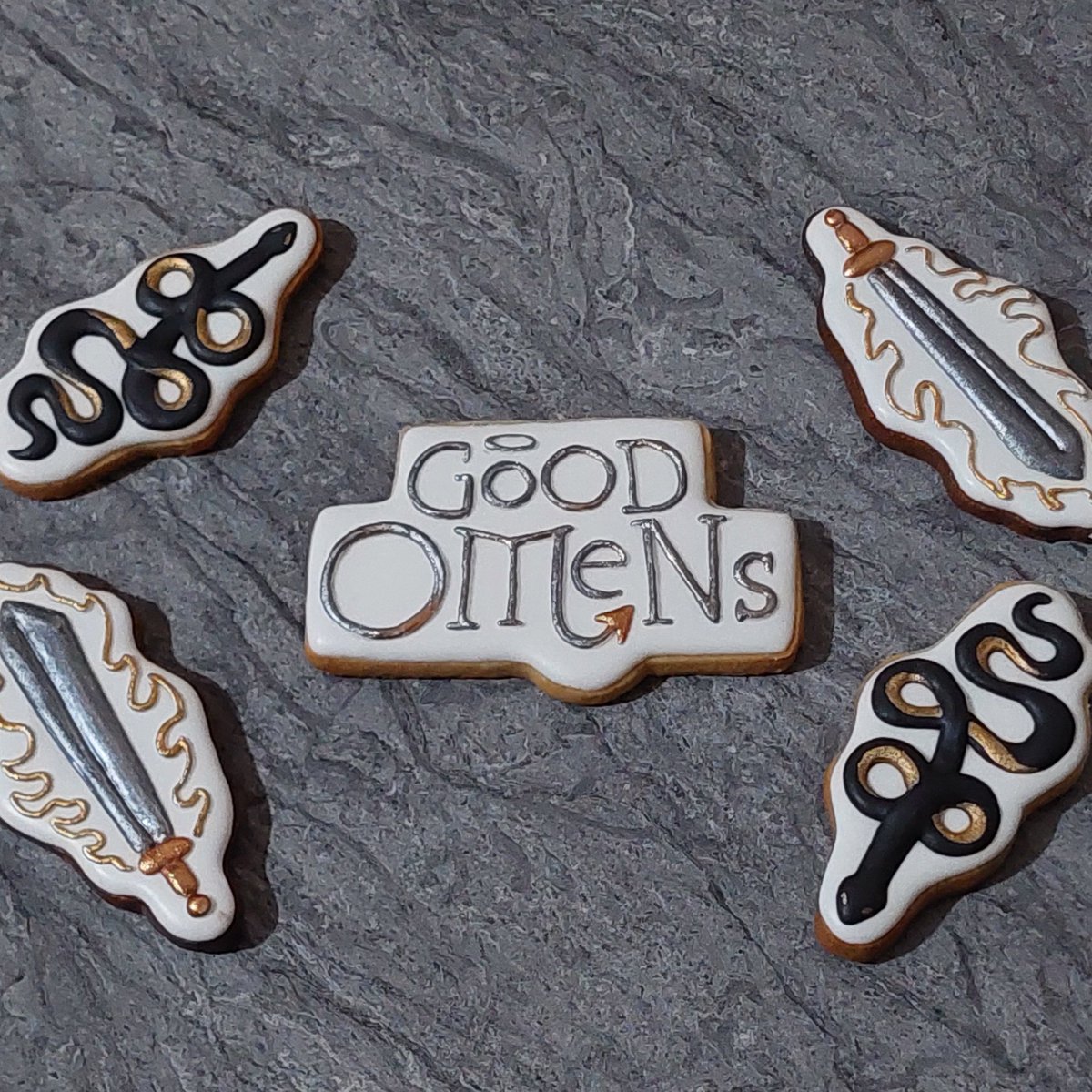 XimeDeath's tweet photo. Good Omens Cookies! ❤️🤍

#GoodOmens3 #aziracrow https://t.co/TAkmTmm9OU
