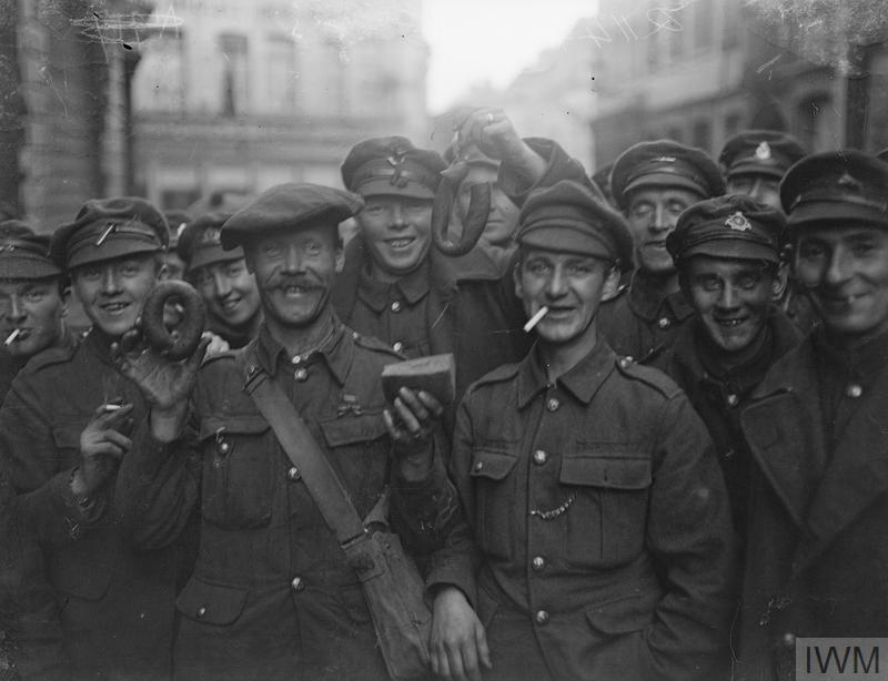 YesterdayToday9's tweet photo. Released British POWs meeting British troops. Ath, Belgium. November 14, 1918.

#POW19141918

https://t.co/YEBjAuqbU9 https://t.co/GSOK43tNM1